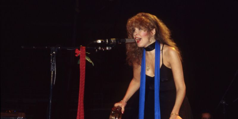 Stevie Nicks na enem od koncertov v vrhuncu kariere, s tamburinom in svilenim šalom, ki sta postala njena prepoznavna scenska atributa.
