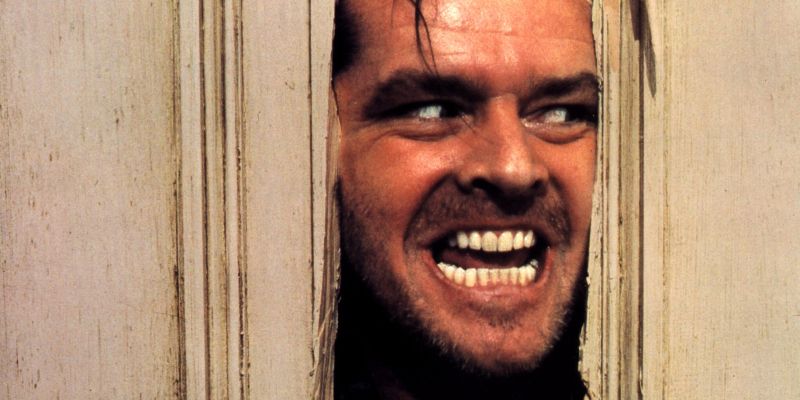 Rojstvo ikoničnega norca. Ker je bil Jack Nicholson v mlajših letih prostovoljni gasilec in je bil s sekiro zelo spreten. Uničil je 60 vrat.