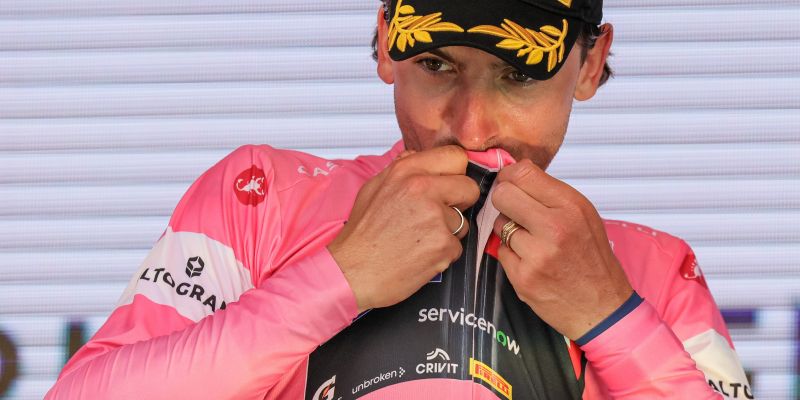 giulio ciccone maglia rosa.jpg