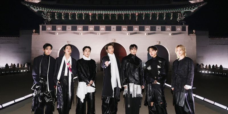 Vseh sedem fantov (od leve proti desni: V, Jin, Suga, RM, Jung Kook, J-Hope in Jimin) zbranih pred ikonično kuliso na seulskem trgu Gwanghwamun marca 2026.