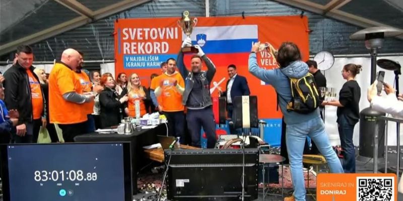 Robert Goter na harmoniko igral več kot 83 ur