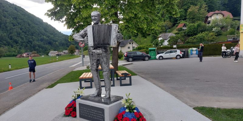 V Tuhinjski dolini postavili kip Rudiju Poljanšku