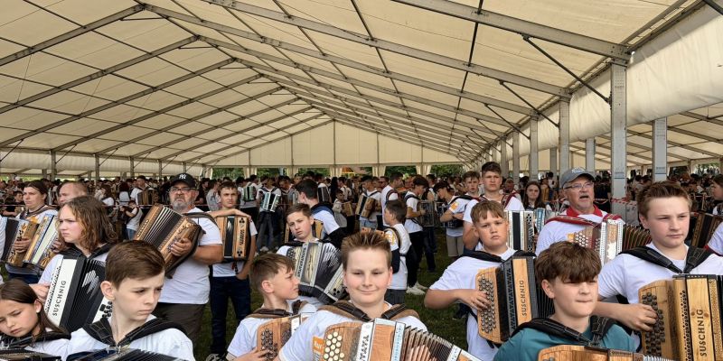 Velenje so preplavili harmonikarji! Skupaj so osvojili rekord!