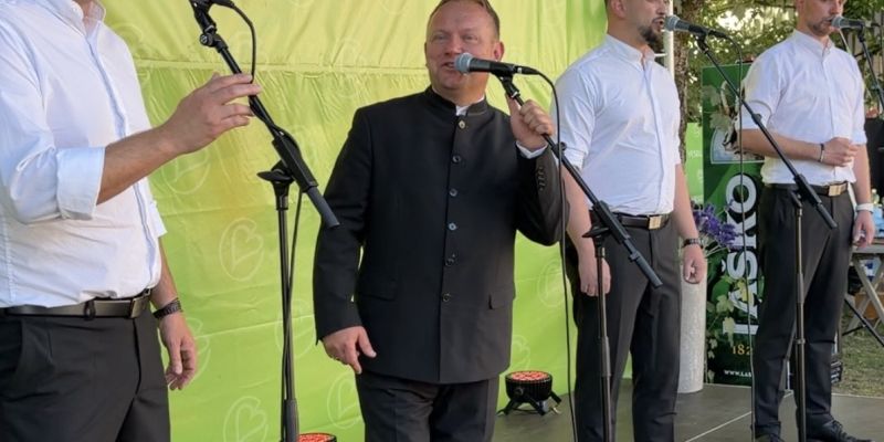 Klapa Skala ob 10-letnici voščila Radiu Veseljak za jubilejnih 30 let