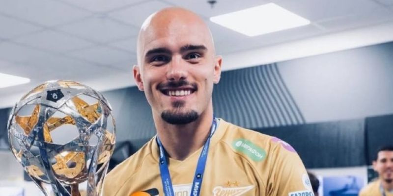 Vanja Drkušić z osvojenim pokalom