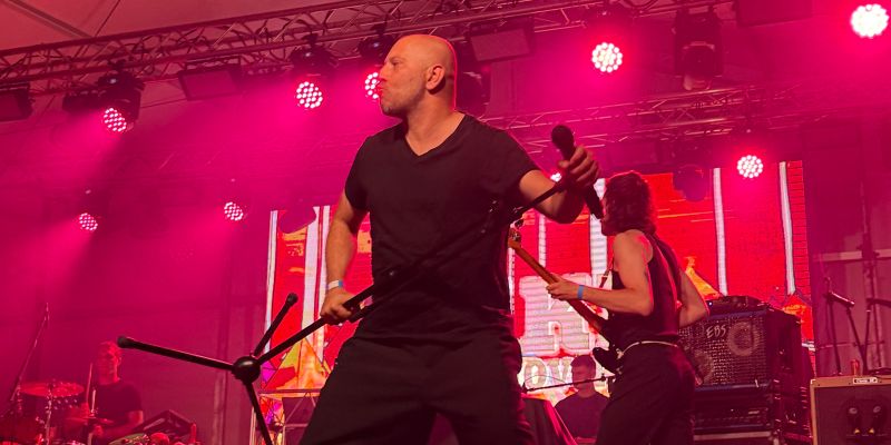 Kiki Rahimovski se je po desetih letih vrnil na slovenske odre in že od prvih minut pokazal, da njegova zgodba ni le nadaljevanje slavne dediščine, temveč popolnoma samostojna glasbena pot.