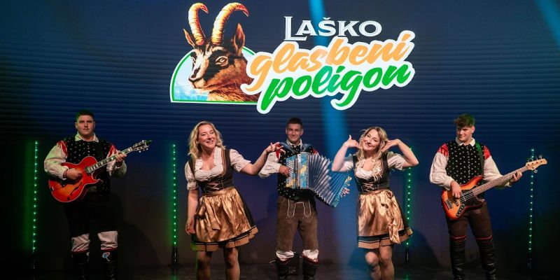 Dvojčici navdušili z novim videospotom: »Na odru sva se počutili kot doma«