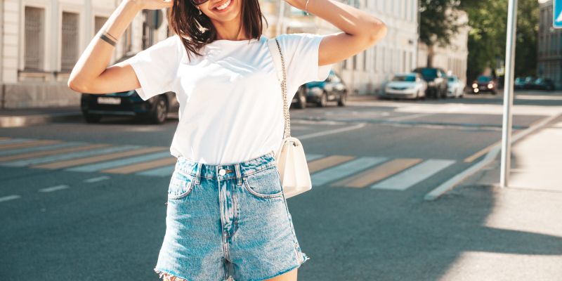 Kratke hlače, jeans, moda, bela majica s kratkimi rokavi