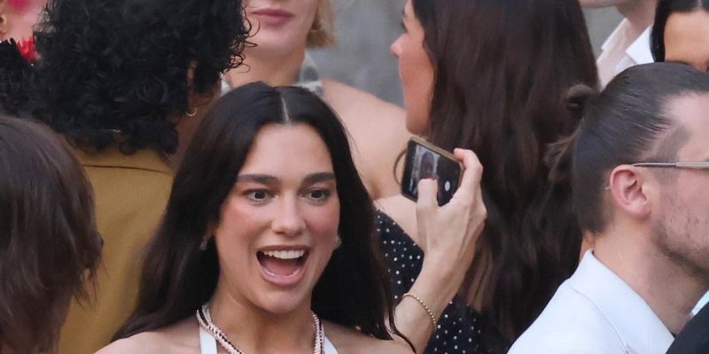 Dua Lipa je nedavno poročno slavje za številne zvezdniške goste organizirala na Siciliji ... Sedaj pa menda že razmišlja o naraščaju.