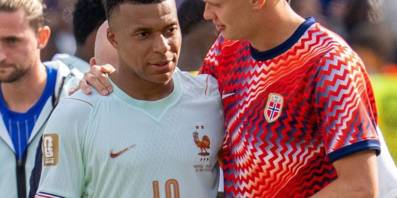 Erling Haaland klian mbappe.jpg