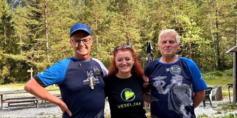 Topel objem sredi poti: Janja Ulaga presenetila Karla in Branka