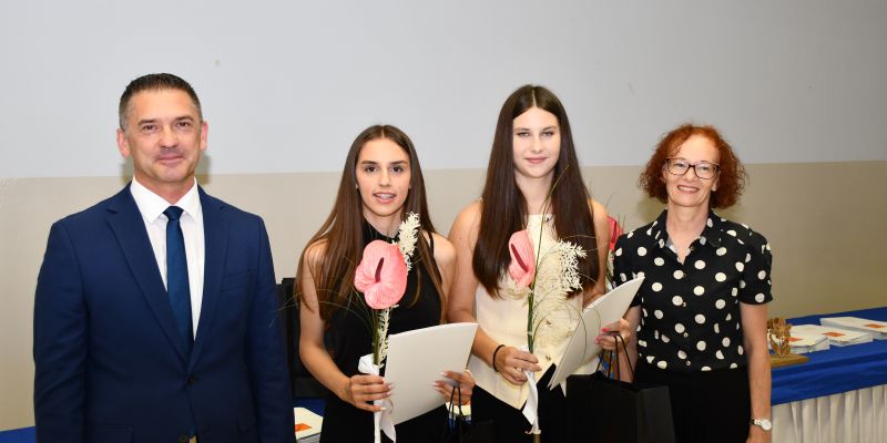 SGLVŠ_diamantni maturantki.JPG