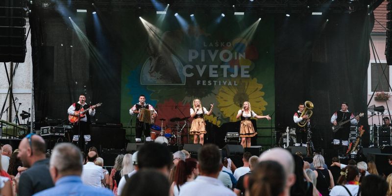 Dvojčici navdušili na velikem odru festivala Laško Pivo in cvetje