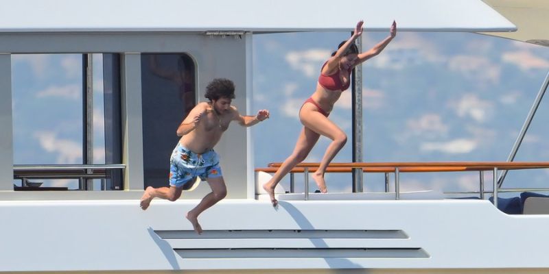 Selena Gomez in Benny Blanco sta z razkošne jahte brez oklevanja skočila v morje