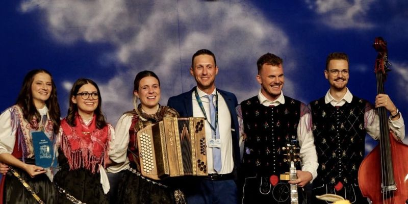 Ansambel Obisk po zmagi na Števerjanu predstavlja valček "Moja dolina"