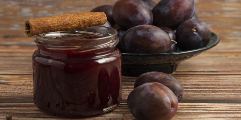 jar-confiture-with-plums-around.jpg