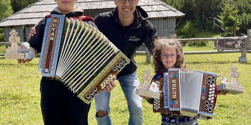 Mlada harmonikarja navdušila na Veliki planini