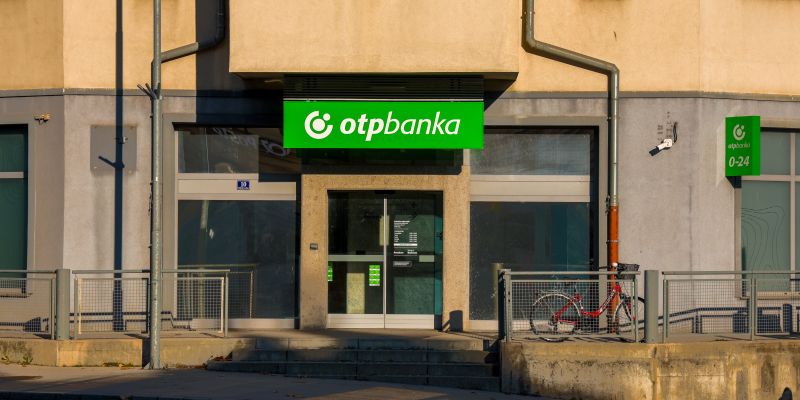 Poslovalnica OTP banke Aškrčeva v Celju.jpg
