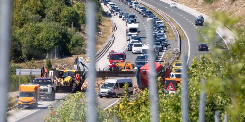 prevrnjen-tovornjak, hrvaska-avtocesta-a1