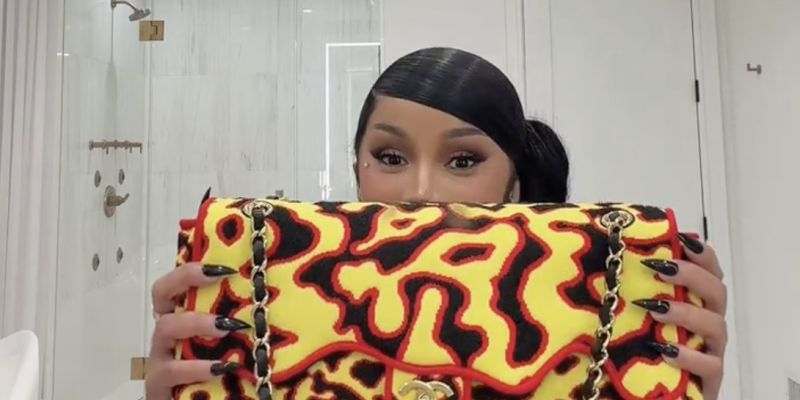 Ena najbolj opaznih v zbirki je Chanel Maxi Flap Bag v rumeno-rdeče-črnem vzorcu, vredna okoli 8.500 dolarjev. Prav takšno si je Cardi želela že prej, a jo je takrat pri nakupu prehitela Jordyn Woods.