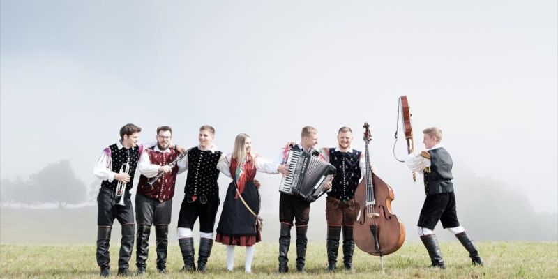 Mladi, a pogumni: Ansambel Miha Trčka osvaja festivalske odre