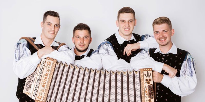 Kako osvojiti dekle brez telefona? Ansambel Upanje ima odgovor