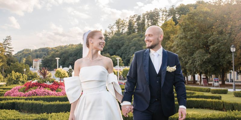 Med svati številni znani obrazi, ženin poskrbel za presenečenje večera