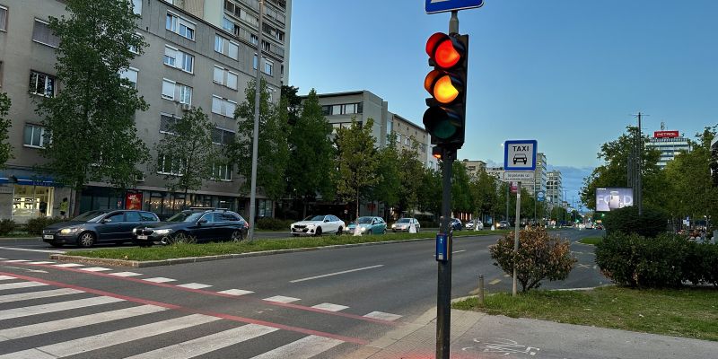 talni-semafor, pesec, luc, promet, prehod
