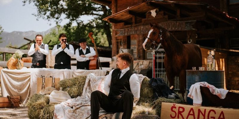 Jesenska poroka s šrango v izvedbi Modrijanov in Žana Serčiča