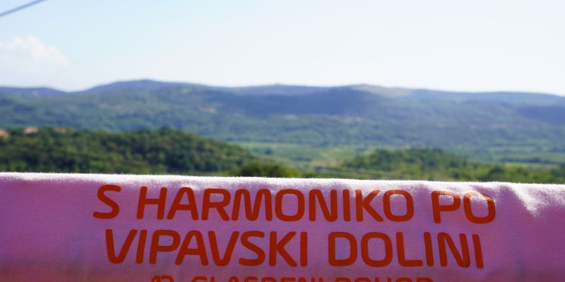 S harmoniko po Vipavski dolini. Pričakal jih je tudi Vili Resnik
