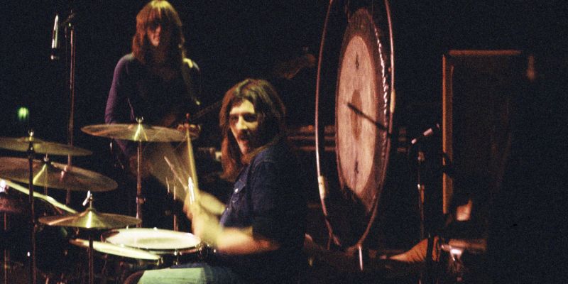 John Bonham za bobni, v ozadju John Paul Jones. Prav njuna naveza je Led Zeppelin dajala trdno ritmi