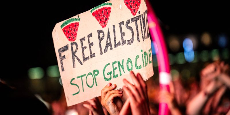 »Free Palestine« – dve besedi, ki sta znova odprli vprašanje, kje se konča politično stališče in začne pritisk na umetnike.
