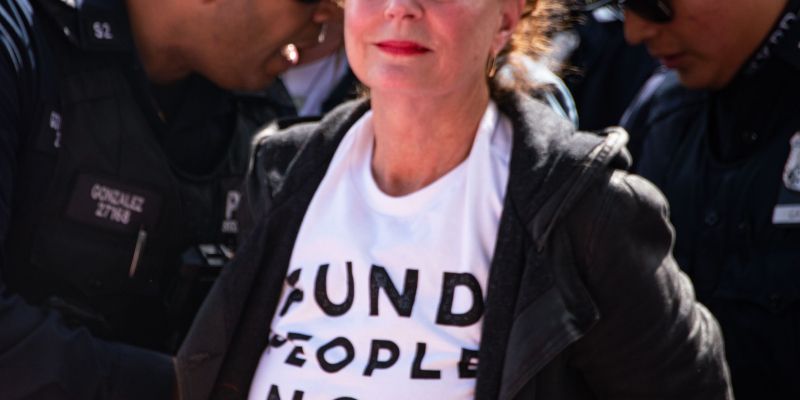 Susan Sarandon med policisti ob aretaciji v New Yorku. Igralka je že desetletja znana po tem, da svoja družbena in politična stališča izraža tudi na protestih.