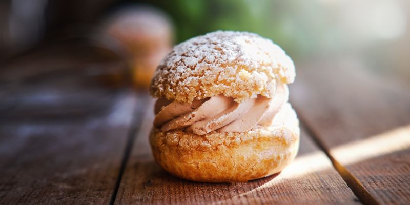 delicious-sandwich-cakes-with-custard-creme-powdered-sugar-wooden-table-closeup-photo-shoot.jpg
