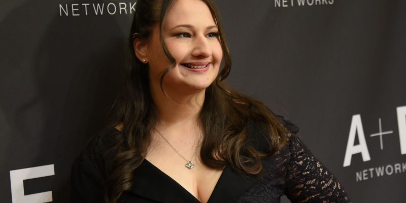 Gypsy Rose Blanchard se je po izpustitvi iz zapora znašla pod silovitim medijskim drobnogledom. Njena življenjska zgodba je že pred tem postala tema dokumentarcev in televizijskih serij.