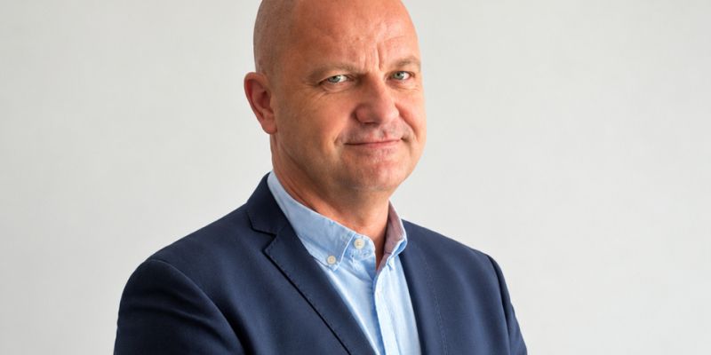 SIMON HOZJAN.png