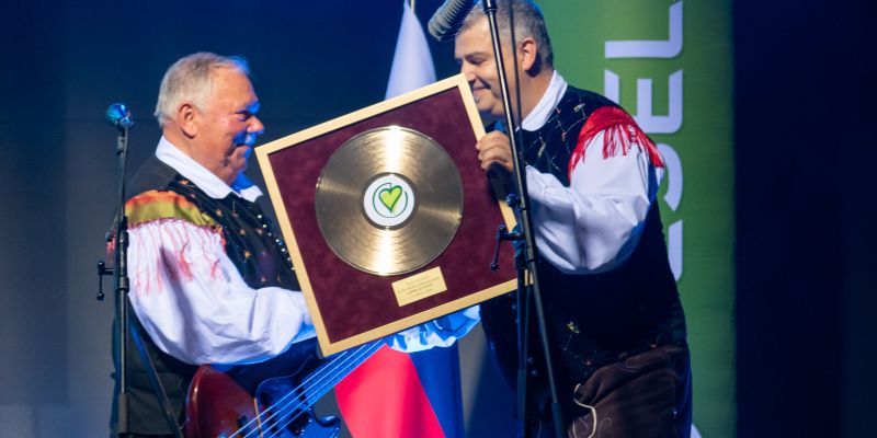 Veseljakova Zlata plošča in povabilo na nov glasbeni praznik