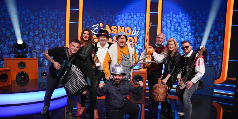 Nocoj pri Jasni: Aleš Klinar v narodni noši, Mama Manka za mikrofonom ...