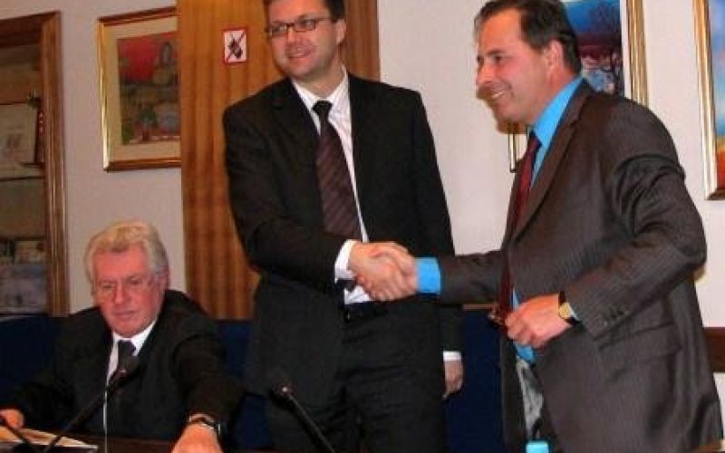 podpisali_pogodbo_internet_edited.jpg