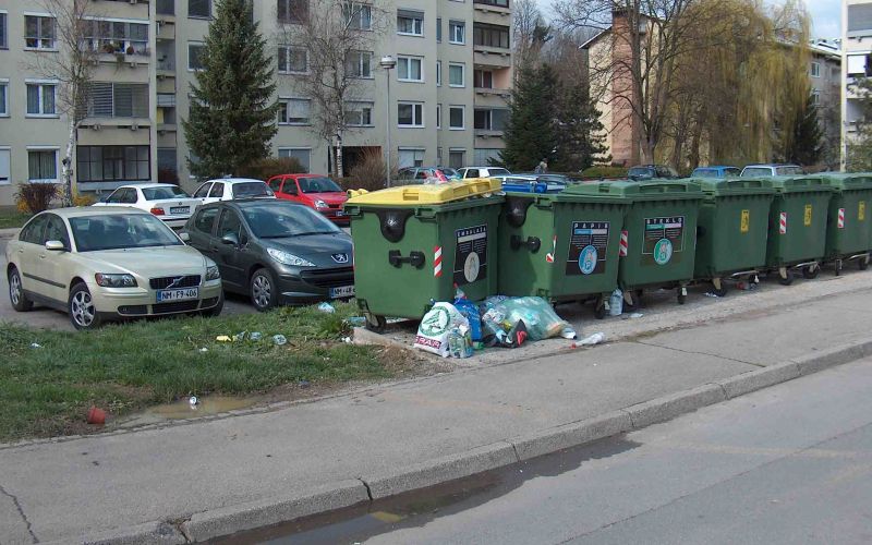locujejo__komunala_pa_ne_sledi_copy.jpg