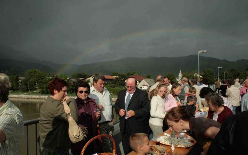 domacini_so_postregli_z_dobrotami__dez_z_mavrico_nad_smarcno.jpg