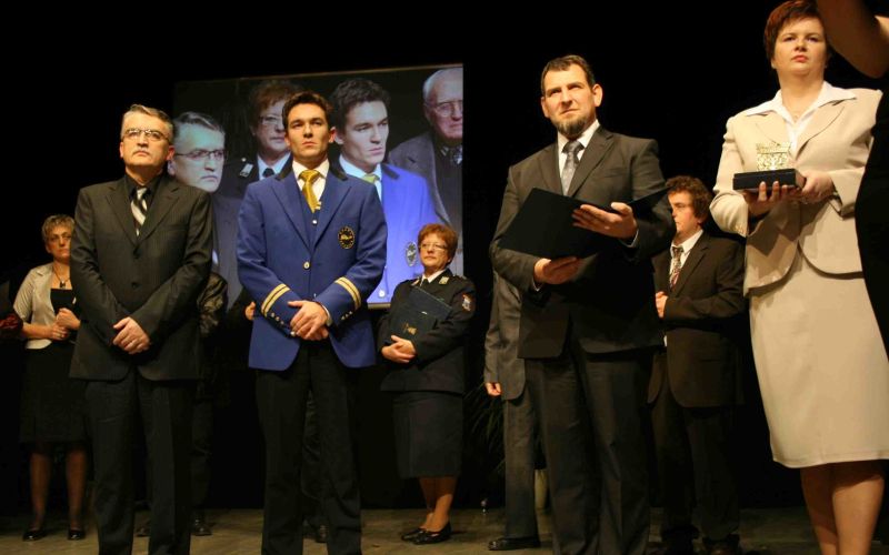 andre_stricelj_in_nejc_matic_kreca_sta_za_godbo_sevnica_prejela_grb_obcine.jpg