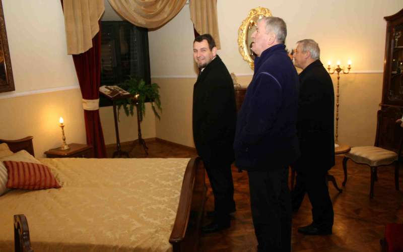 direktor_stilles_stefan_teraz_z_zupanom_ocvirkom_v_salonu.jpg
