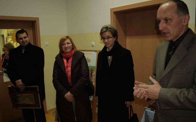 kostrevc_je_podelil_grafike_zupanu__jazbinskovi_in_seslarjevi_.jpg