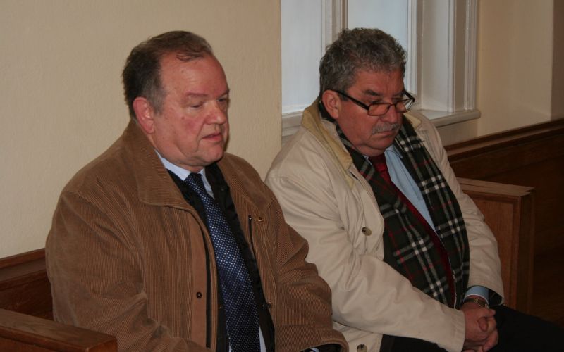 marjan_pavlin_in_vasilij_cerar_pred_sodno_dvorano.jpg