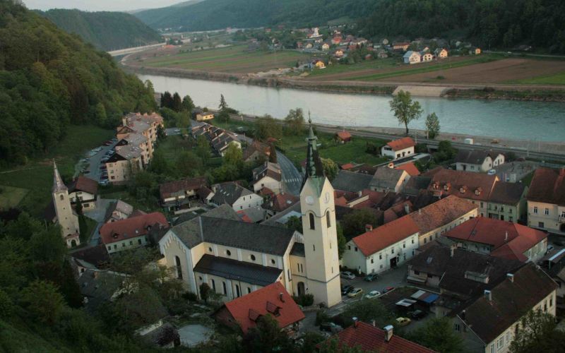 sevnica_z_gradu.jpg