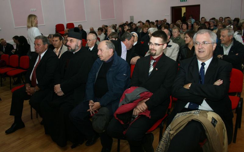 dvorana_je_bila_polna__v_prvi_vrsti_desno_pa_trije_strokovnjaki.jpg