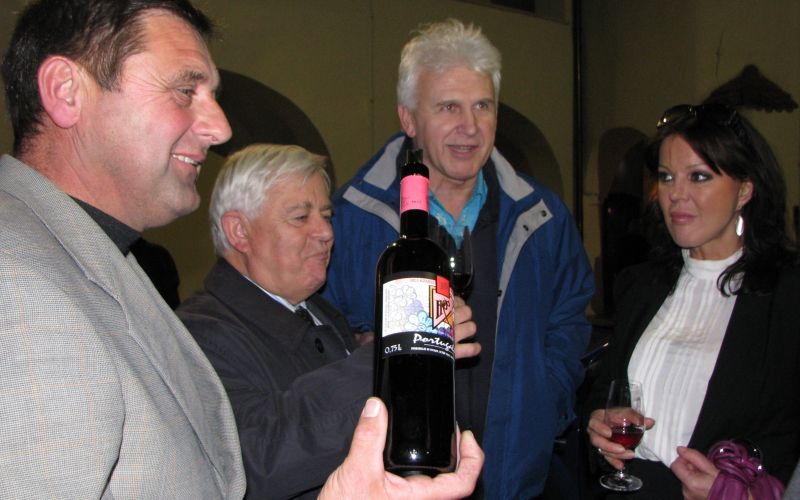 joze_prus_toci_vino_visokim_gostom.jpg