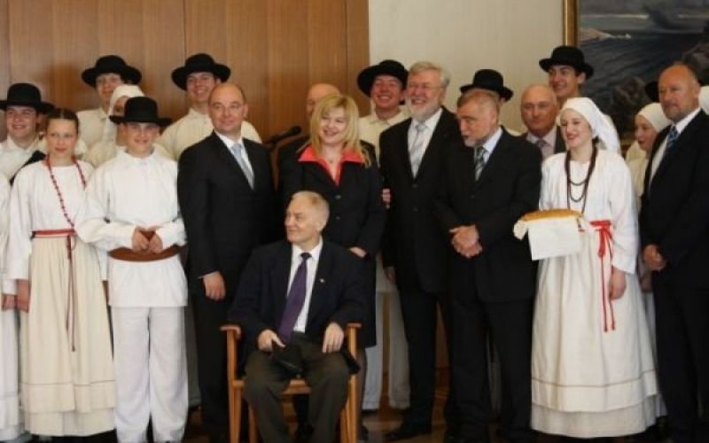 mesic_z_belokranjskimi_folklorniki.jpg