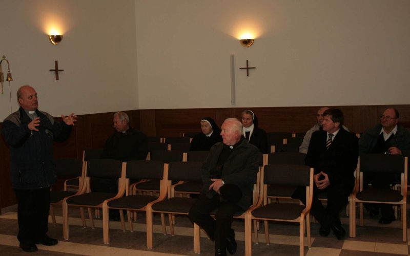 leskovski_zupnik_ludvik_zagar_predstavlja__kako_so_gradili_kapelo_.jpg